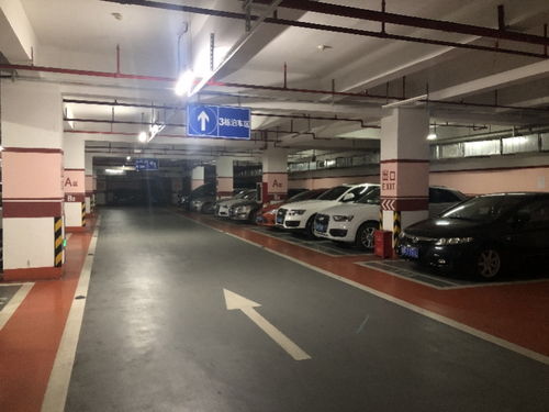 深圳一小區新舊物業交接起爭執,管理現真空,地下停車場堆放垃圾